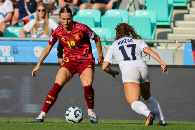 Ljubljana, Slowenien: 09.06. 2026 - Länderspiel - WM-Qualifikation der Frauen - Slowenien vs. Deutschland Im Bild: v.li. Klara Bühl Buehl (Deutschland) und Izabela Krizaj (Slowenien) *** Ljubljana, Slovenia 09 06 2026 International womens World Cup qualifier Slovenia vs. Germany In the picture from left Klara Bühl Buehl Germany and Izabela Krizaj Slovenia Copyright: HMBxMedia MadeleinexFantini