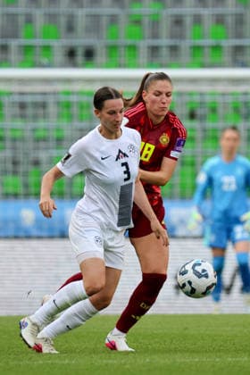Ljubljana, Slowenien: 09.06. 2026 - Länderspiel - WM-Qualifikation der Frauen - Slowenien vs. Deutschland Im Bild: v.li. im Zweikampf Sara Agrez (Slowenien) und Melissa Kössler Koessler (Deutschland)