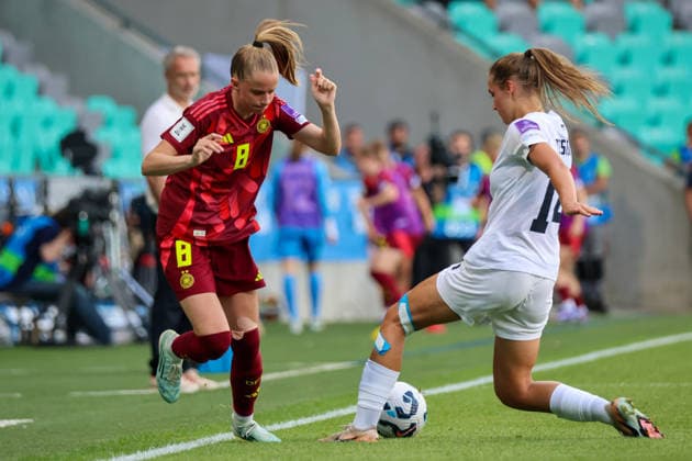 Ljubljana, Slowenien: 09.06. 2026 - Länderspiel - WM-Qualifikation der Frauen - Slowenien vs. Deutschland Im Bild: v.li. Vivien Endemann (Deutschland) und Tinkara Testen (Slowenien)