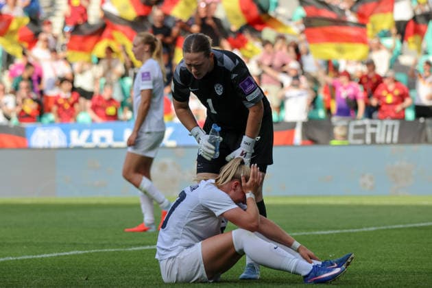 Ljubljana, Slowenien: 09.06. 2026 - Länderspiel - WM-Qualifikation der Frauen - Slowenien vs. Deutschland Im Bild: v.li. Zara Kramzar (Slowenien) und Torhüterin Zala Mersnik (Slowenien)