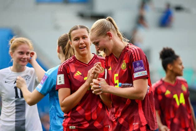 Ljubljana, Slowenien: 09.06. 2026 - Länderspiel - WM-Qualifikation der Frauen - Slowenien vs. Deutschland Im Bild: v.li. Larissa Mühlhaus Muehlhaus (Deutschland) und Camilla Küver Kuever (Deutschland) beim Abschlussjubel nach dem Sieg gegen Slowenien