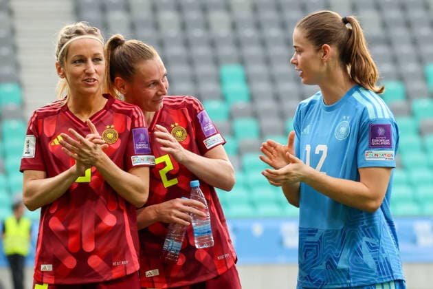 Ljubljana, Slowenien: 09.06. 2026 - Länderspiel - WM-Qualifikation der Frauen - Slowenien vs. Deutschland Im Bild: v.li. Kathrin Hendrich (Deutschland), Sarai Linder (Deutschland) und Torhüterin Stina Johannes (Deutschland) beim Abschlussjubel nach dem Sieg gegen Slowenien