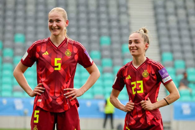 Ljubljana, Slowenien: 09.06. 2026 - Länderspiel - WM-Qualifikation der Frauen - Slowenien vs. Deutschland Im Bild: v.li. Camilla Küver Kuever (Deutschland) und Sophia Kleinherne (Deutschland) beim Abschlussjubel nach dem Sieg gegen Slowenien