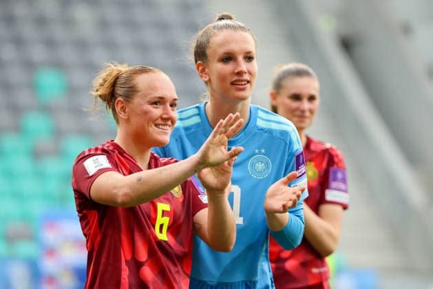 Ljubljana, Slowenien: 09.06. 2026 - Länderspiel - WM-Qualifikation der Frauen - Slowenien vs. Deutschland Im Bild: v.li. Lisanne Gräwe Graewe (Deutschland) und Torhüterin Ena Mahmutovic (Deutschland) beim Abschlussjubel nach dem Sieg gegen Slowenien