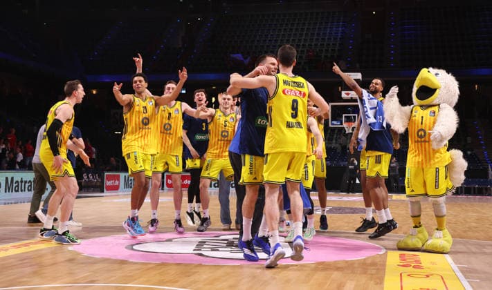 Alba Mannschaft jubelt nach Spielende unf Finaleinzug Freude Emotion Basketball BBL Bundesliga Herren Play Off Halbfinale 5.Spiel Saison 2025 2026 09.06.2026 ALBA Berlin vs BMA365 Bamberg Baskets