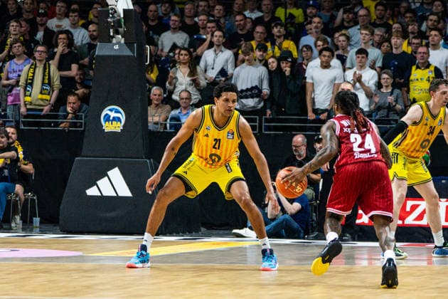Michael Rataj (Alba Berlin, 21) verteidigt 09.06.2026, Alba Berlin vs Bamberg Baskets, Basketball, BBL, Max-Schmeling Halle, Berlin DFL regulations prohibit any use of photographs as image sequences and or quasi-video.