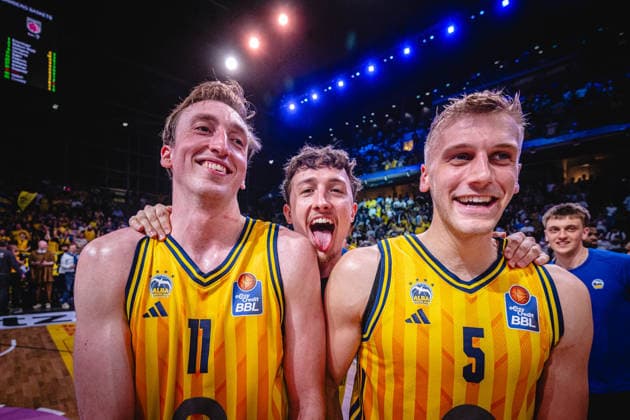 Basketball Berlin 019.06.2026 Saison 2025 2026 EasyCredit BBL 1. Bundesliga Männer, Herren Playoffs Halbfinale Spiel 5 Alba Berlin - BMA365 Bamberg Baskets Alba gewinnt Moses Wood (Alba Berlin, No.11) Alex O Connell (Alba Berlin, No.03) Sam Griesel (Alba Berlin, No.05)