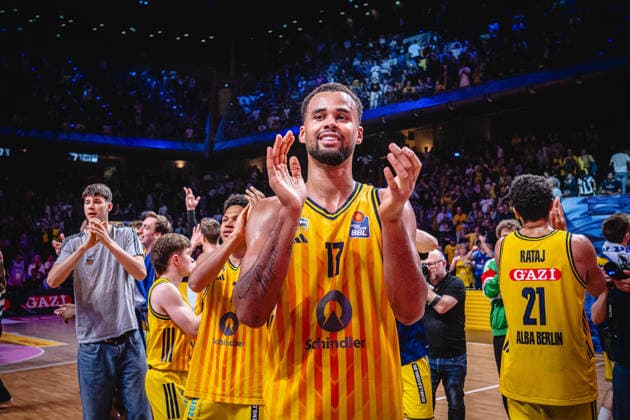 Basketball Berlin 019.06.2026 Saison 2025 2026 EasyCredit BBL 1. Bundesliga Männer, Herren Playoffs Halbfinale Spiel 5 Alba Berlin - BMA365 Bamberg Baskets Alba gewinnt Norris Agbakoko (Alba Berlin, No.17)