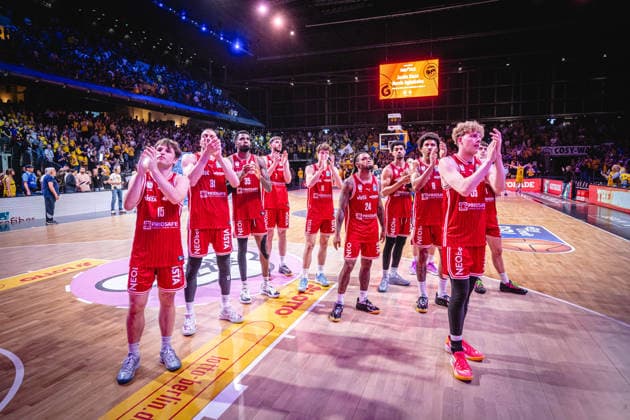 Basketball Berlin 019.06.2026 Saison 2025 2026 EasyCredit BBL 1. Bundesliga Männer, Herren Playoffs Halbfinale Spiel 5 Alba Berlin - BMA365 Bamberg Baskets Bamberg bedankt sich bei den mitgereisten fans