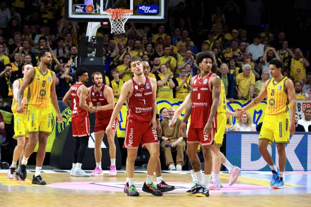 DEU, easyCredit BBL, ALBA vs. Bamberg, 09.06.2026, Max-Schmeling-Halle, Berlin, DEU, easyCredit BBL, ALBA vs. Bamberg, im Bild Bamberger-Spielerkreis