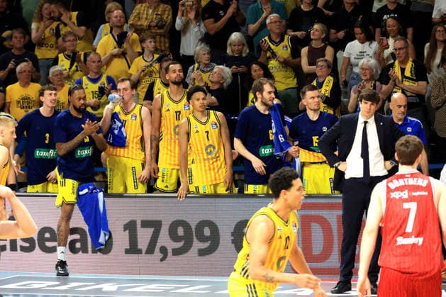 DEU, easyCredit BBL, ALBA vs. Bamberg, 09.06.2026, Max-Schmeling-Halle, Berlin, DEU, easyCredit BBL, ALBA vs. Bamberg, im Bild ALBA-Spielerbank, CHEFTRAINER Pedro Calles (ALBA Berlin)