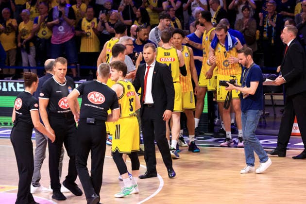 DEU, easyCredit BBL, ALBA vs. Bamberg, 09.06.2026, Max-Schmeling-Halle, Berlin, DEU, easyCredit BBL, ALBA vs. Bamberg, im Bild ALBA-Spielerkreis, Head Coach Anton Gavel (Bamberg)