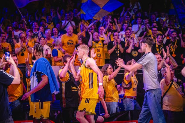 Basketball Berlin 019.06.2026 Saison 2025 2026 EasyCredit BBL 1. Bundesliga Männer, Herren Playoffs Halbfinale Spiel 5 Alba Berlin - BMA365 Bamberg Baskets Jubel Alba Fans Sam Griesel (Alba Berlin, No.05)