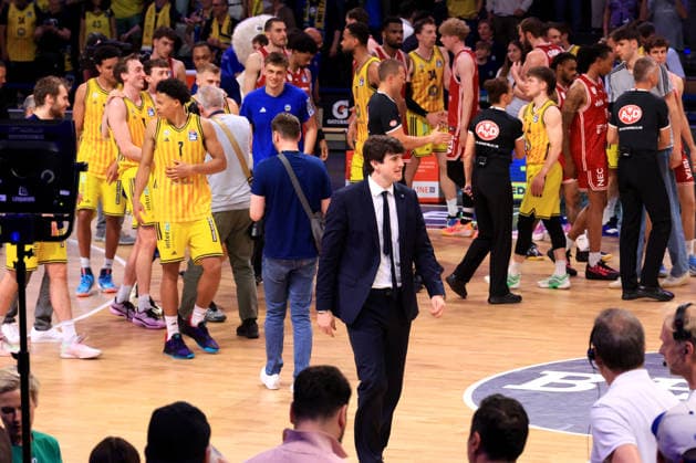 DEU, easyCredit BBL, ALBA vs. Bamberg, 09.06.2026, Max-Schmeling-Halle, Berlin, DEU, easyCredit BBL, ALBA vs. Bamberg, im Bild CHEFTRAINER Pedro Calles (ALBA Berlin), ALBA-Spielerkreis