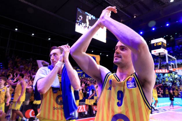 DEU, easyCredit BBL, ALBA vs. Bamberg, 09.06.2026, Max-Schmeling-Halle, Berlin, DEU, easyCredit BBL, ALBA vs. Bamberg, im Bild JONAS MATTISSECK (ALBA Berlin 9), Moses Wood (ALBA Berlin 11), ALBA-Fans, Fanblock,