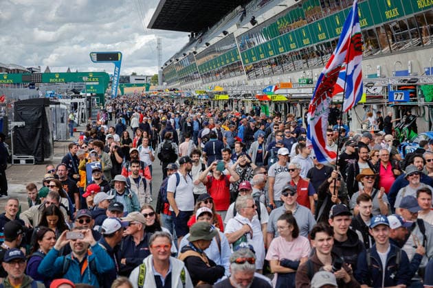 24 HEURES DU MANS 2026 - TUESDAY Spectators, fans, crowd, pit walk during the 24 Hours of Le Mans 2026, 3rd round of the 2026 FIA World Endurance Championship, on June 9, 2026 on the Circuit des 24 Heures du Mans in Le Mans, France - Le MansFrance  Copyright: xPauloxMariax