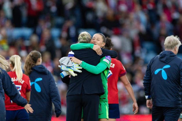 OSLO, NORWAY - JUNE 09: Head coach of Norway, Gemma Grainger and Goalkeeper Cecilie Fiskerstrand of Norway hugs after winning the FIFA Womens World Cup 2027 Qualifier match between Norway and Austria at Ullevaal Stadium on June 09, 2026 in Oslo, Norway. (Photo by Ane Frosaker Sports Press Photo)  Copyright: xAnexFrosakerx xSPPx Sportspressphoto_SPR164130