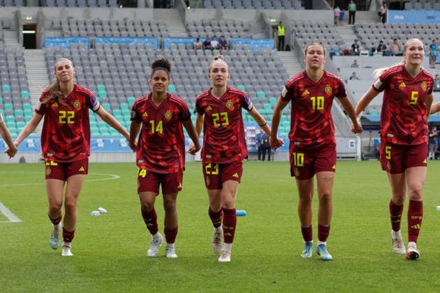 09.06.2026, xgrfx, Fussball WM Qualifikation Frauen, Slowenien - Deutschland v.l. Jule Brand, Shekiera Martinez, Sophia Kleinherne, Larissa Mühlhaus, Camilla Küver feiern den Sieg gegen Slowenien mit den Fans. (Deutsche Frauennationalmannschaft) (DFL DFB REGULATIONS PROHIBIT ANY USE OF PHOTOGRAPHS as IMAGE SEQUENCES and or QUASI-VIDEO) Ljubljana