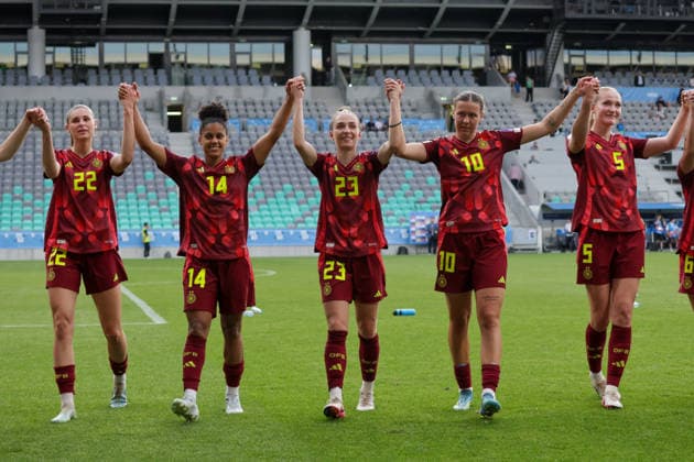 09.06.2026, xgrfx, Fussball WM Qualifikation Frauen, Slowenien - Deutschland v.l. Jule Brand, Shekiera Martinez, Sophia Kleinherne, Larissa Mühlhaus, Camilla Küver feiern den Sieg gegen Slowenien mit den Fans. (Deutsche Frauennationalmannschaft) (DFL DFB REGULATIONS PROHIBIT ANY USE OF PHOTOGRAPHS as IMAGE SEQUENCES and or QUASI-VIDEO) Ljubljana