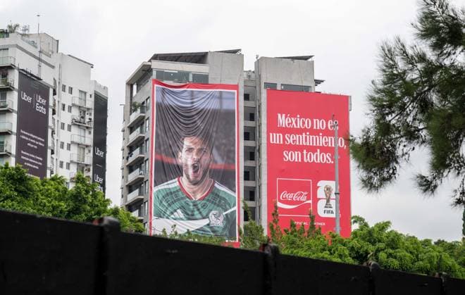 Fußball, Herren, Saison 2025 26, FIFA Word Cup 2026 in Mexiko, Kanada und USA, Mexiko-City zwei Tage (Ortszeit) vor dem Eröffnungsspiel, im Bild: Werbung für die WM im Stadtteil Roma Norte, 09.06. 2026,
