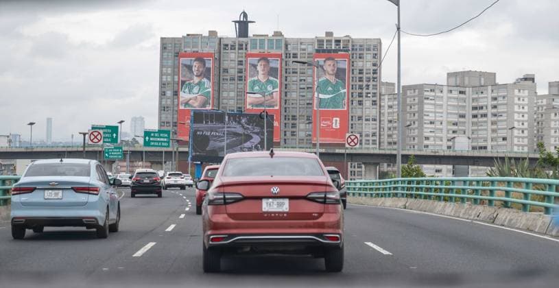 Fußball, Herren, Saison 2025 26, FIFA Word Cup 2026 in Mexiko, Kanada und USA, Mexiko-City zwei Tage (Ortszeit) vor dem Eröffnungsspiel, im Bild: Werbung für die WM auf der Autobahn zum Aztekenstadion Estadio Banorte, 09.06. 2026,