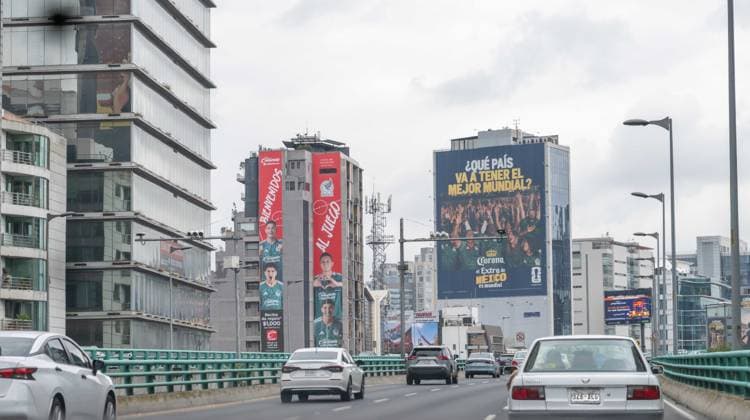 Fußball, Herren, Saison 2025 26, FIFA Word Cup 2026 in Mexiko, Kanada und USA, Mexiko-City zwei Tage (Ortszeit) vor dem Eröffnungsspiel, im Bild: Werbung für die Elf von Mexiko auf der Autobahn zum Aztekenstadion Estadio Banorte, 09.06. 2026,