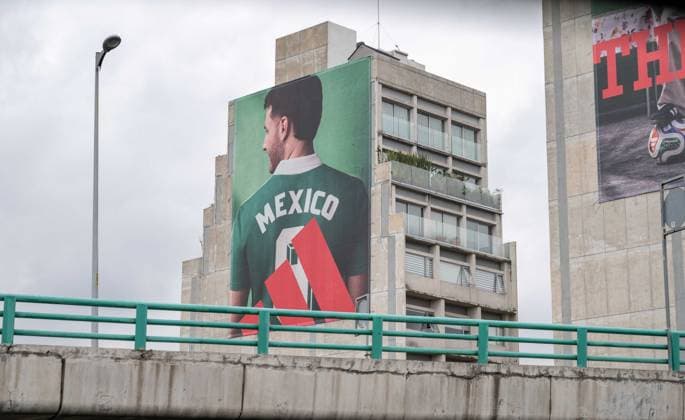 Fußball, Herren, Saison 2025 26, FIFA Word Cup 2026 in Mexiko, Kanada und USA, Mexiko-City zwei Tage (Ortszeit) vor dem Eröffnungsspiel, im Bild: Werbung für die Elf von Mexiko auf der Autobahn zum Aztekenstadion Estadio Banorte, 09.06. 2026,