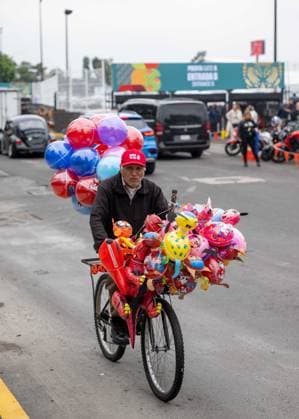 Fußball, Herren, Saison 2025 26, FIFA Word Cup 2026 in Mexiko, Kanada und USA, Mexiko-City zwei Tage (Ortszeit) vor dem Eröffnungsspiel, im Bild: Radfahrer mit Ballons am Aztekenstadion Estadio Banorte, 09.06. 2026,