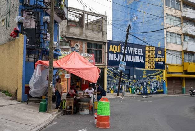 Fußball, Herren, Saison 2025 26, FIFA Word Cup 2026 in Mexiko, Kanada und USA, Mexiko-City zwei Tage (Ortszeit) vor dem Eröffnungsspiel, im Bild: Straße gegenüber vom Aztekenstadion Estadio Banorte mit Malereien für Mexiko, 09.06. 2026,