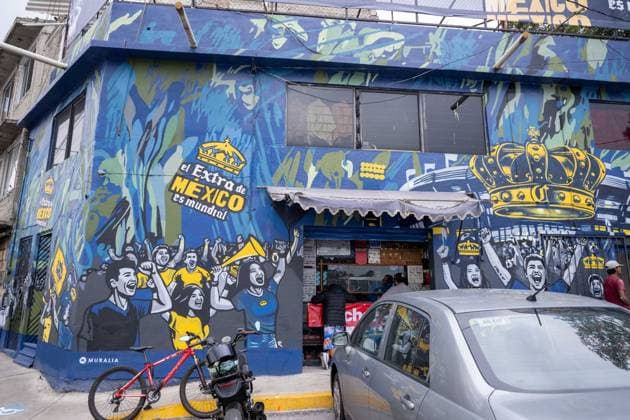 Fußball, Herren, Saison 2025 26, FIFA Word Cup 2026 in Mexiko, Kanada und USA, Mexiko-City zwei Tage (Ortszeit) vor dem Eröffnungsspiel, im Bild: Straße gegenüber vom Aztekenstadion Estadio Banorte mit Malereien für Mexiko, 09.06. 2026,