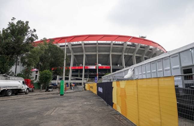 Fußball, Herren, Saison 2025 26, FIFA Word Cup 2026 in Mexiko, Kanada und USA, Mexiko-City zwei Tage (Ortszeit) vor dem Eröffnungsspiel, im Bild: im Aztekenstadion Estadio Banorte laufen noch die Vorbereitungen, rechts das Medienzentrum, 09.06. 2026,