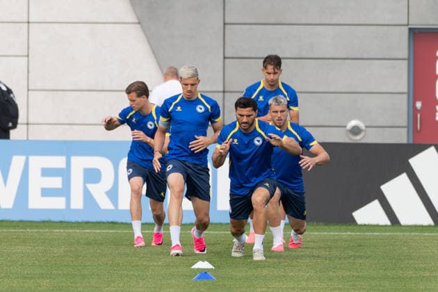 Bosnia and Herzegovina Training Day - 2026 FIFA World Cup, WM, Weltmeisterschaft, Fussball Sead KOLASINAC 05 of Bosnia and Herzegovina national football team warms-up during the training day ahead the 2026 FIFA World Cup Group B match against Canada at Centennial Park. on June 9, 2026 in Toronto, Canada. (Photo by Leonardo Ramirez Eyepix Group) Copyright: xLeonardoxRamirezx xEyepixxGroupx LR09062026-00629