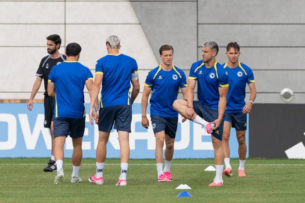 Bosnia and Herzegovina Training Day - 2026 FIFA World Cup, WM, Weltmeisterschaft, Fussball Bosnia and Herzegovina national football team warms-up during the training day ahead the 2026 FIFA World Cup Group B match against Canada at Centennial Park. on June 9, 2026 in Toronto, Canada. (Photo by Leonardo Ramirez Eyepix Group) Copyright: xLeonardoxRamirezx xEyepixxGroupx LR09062026-00636