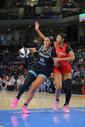 CHICAGO, IL - JUNE 06: Angel Reese 5 of the Atlanta Dream guards Kamilla Cardoso 10 of the Chicago Sky during the first half of a 2026 WNBA, Basketball Damen, USA Commissioner s Cup game on June 9, 2026 at Wintrust Arena in Chicago, Illinois. (Photo by Melissa Tamez Icon Sportswire) SOCCER: JUN 06 USA vs Germany EDITORIAL USE ONLY Icon260609006