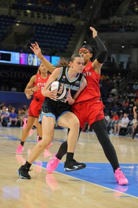CHICAGO, IL - JUNE 06: Allisha Gray 15 of the Atlanta Dream guards Gabriela Jaquez 11 of the Chicago Sky during the first half of a 2026 WNBA, Basketball Damen, USA Commissioner s Cup game on June 9, 2026 at Wintrust Arena in Chicago, Illinois. (Photo by Melissa Tamez Icon Sportswire) SOCCER: JUN 06 USA vs Germany EDITORIAL USE ONLY Icon260609007