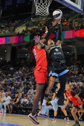 CHICAGO, IL - JUNE 06: Natasha Cloud 9 of the Chicago Sky drives to the basket for a layup past Rhyne Howard 10 of the Atlanta Dream during the first half of a 2026 WNBA, Basketball Damen, USA Commissioner s Cup game on June 9, 2026 at Wintrust Arena in Chicago, Illinois. (Photo by Melissa Tamez Icon Sportswire) SOCCER: JUN 06 USA vs Germany EDITORIAL USE ONLY Icon260609008