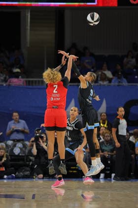 CHICAGO, IL - JUNE 06: Te-Hina Paopao 2 of the Atlanta Dream shoots a three-point basket over Natasha Cloud 9 of the Chicago Sky during the first half of a 2026 WNBA, Basketball Damen, USA Commissioner s Cup game on June 9, 2026 at Wintrust Arena in Chicago, Illinois. (Photo by Melissa Tamez Icon Sportswire) SOCCER: JUN 06 USA vs Germany EDITORIAL USE ONLY Icon260609009