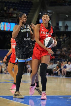 CHICAGO, IL - JUNE 06: Angel Reese 5 of the Atlanta Dream and Elizabeth Williams 1 of the Chicago Sky during the first half of a 2026 WNBA, Basketball Damen, USA Commissioner s Cup game on June 9, 2026 at Wintrust Arena in Chicago, Illinois. (Photo by Melissa Tamez Icon Sportswire) SOCCER: JUN 06 USA vs Germany EDITORIAL USE ONLY Icon260609010