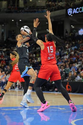 CHICAGO, IL - JUNE 06: Natasha Cloud 9 of the Chicago Sky shoots the ball over Allisha Gray 15 of the Atlanta Dream during the first half of a 2026 WNBA, Basketball Damen, USA Commissioner s Cup game on June 9, 2026 at Wintrust Arena in Chicago, Illinois. (Photo by Melissa Tamez Icon Sportswire) SOCCER: JUN 06 USA vs Germany EDITORIAL USE ONLY Icon260609011