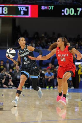 CHICAGO, IL - JUNE 06: Naz Hillmon 00 of the Atlanta Dream guards Natasha Cloud 9 of the Chicago Sky during the first half of a 2026 WNBA, Basketball Damen, USA Commissioner s Cup game on June 9, 2026 at Wintrust Arena in Chicago, Illinois. (Photo by Melissa Tamez Icon Sportswire) SOCCER: JUN 06 USA vs Germany EDITORIAL USE ONLY Icon260609015