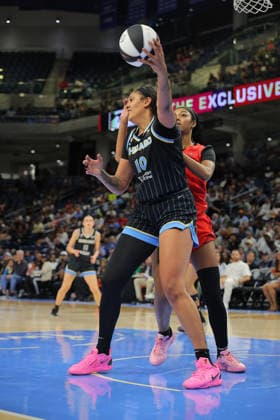 CHICAGO, IL - JUNE 06: Angel Reese 5 of the Atlanta Dream guards Kamilla Cardoso 10 of the Chicago Sky during the first half of a 2026 WNBA, Basketball Damen, USA Commissioner s Cup game on June 9, 2026 at Wintrust Arena in Chicago, Illinois. (Photo by Melissa Tamez Icon Sportswire) SOCCER: JUN 06 USA vs Germany EDITORIAL USE ONLY Icon260609016