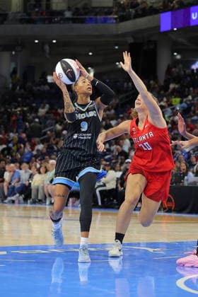 CHICAGO, IL - JUNE 06: Natasha Cloud 9 of the Chicago Sky drives to the basket against Isobel Borlase 20 of the Atlanta Dream during the first half of a 2026 WNBA, Basketball Damen, USA Commissioner s Cup game on June 9, 2026 at Wintrust Arena in Chicago, Illinois. (Photo by Melissa Tamez Icon Sportswire) SOCCER: JUN 06 USA vs Germany EDITORIAL USE ONLY Icon260609017