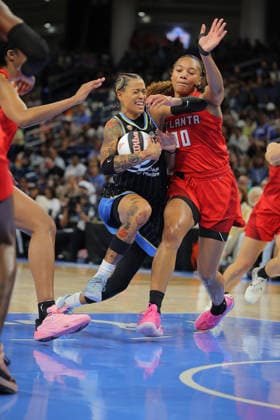 CHICAGO, IL - JUNE 06: Naz Hillmon 00 of the Atlanta Dream guards Natasha Cloud 9 of the Chicago Sky during the first half of a 2026 WNBA, Basketball Damen, USA Commissioner s Cup game on June 9, 2026 at Wintrust Arena in Chicago, Illinois. (Photo by Melissa Tamez Icon Sportswire) SOCCER: JUN 06 USA vs Germany EDITORIAL USE ONLY Icon260609018