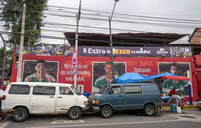 Fußball, Herren, Saison 2025 26, FIFA Word Cup 2026 in Mexiko, Kanada und USA, Mexiko-City zwei Tage (Ortszeit) vor dem Eröffnungsspiel, im Bild: Dachterrasse einer Bar gegenüber dem Aztekenstadion Estadio Banorte, 09.06. 2026,