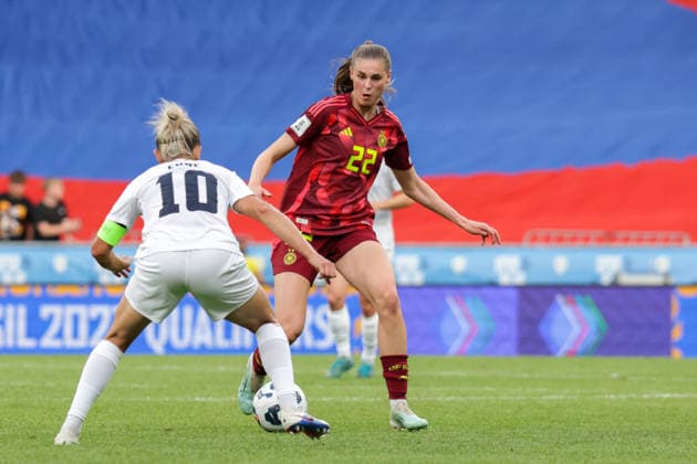 09.06.2026, xgrfx, Fussball WM Qualifikation Frauen, Slowenien - Deutschland v.l. Dominika Conc (Slowenien), Jule Brand (Deutsche Frauennationalmannschaft) (DFL DFB REGULATIONS PROHIBIT ANY USE OF PHOTOGRAPHS as IMAGE SEQUENCES and or QUASI-VIDEO) Ljubljana