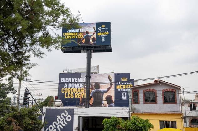 Fußball, Herren, Saison 2025 26, FIFA Word Cup 2026 in Mexiko, Kanada und USA, Mexiko-City zwei Tage (Ortszeit) vor dem Eröffnungsspiel, im Bild: Bier- und Werbung mit Diego Maradona gegenüber dem Aztekenstadion Estadio Banorte, 09.06. 2026,