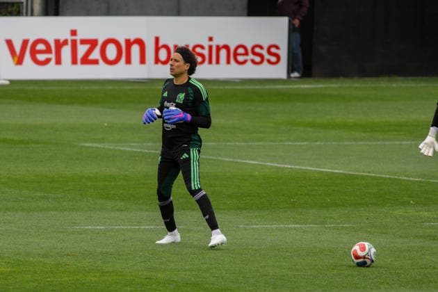 Mexico national team, Nationalteam Training Day - 2026 FIFA World Cup, WM, Weltmeisterschaft, Fussball Goalie Guillermo Ochoa of Mexican national football team warms-up during the training day ahead the 2026 FIFA World Cup Group A match against South Africa at High Performance Center (CAR). on June 9, 2026 in Mexico City, Mexico. (Photo by Ian Robles Eyepix Group) Copyright: xIanxRoblesx xEyepixxGroupx EL_09062026_186131JPEG