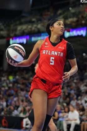 CHICAGO, IL - JUNE 09: Angel Reese 5 of the Atlanta Dream looks on during the second half a 2026 WNBA, Basketball Damen, USA Commissioner s Cup game against the Chicago Sky on June 9, 2026 at Wintrust Arena in Chicago, Illinois. (Photo by Melissa Tamez Icon Sportswire) WNBA: JUN 09 Atlanta Dream at Chicago Sky EDITORIAL USE ONLY Icon260609022