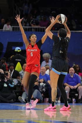 CHICAGO, IL - JUNE 09: Angel Reese 5 of the Atlanta Dream guards Kamilla Cardoso 10 of the Chicago Sky during the second half a 2026 WNBA, Basketball Damen, USA Commissioner s Cup game on June 9, 2026 at Wintrust Arena in Chicago, Illinois. (Photo by Melissa Tamez Icon Sportswire) WNBA: JUN 09 Atlanta Dream at Chicago Sky EDITORIAL USE ONLY Icon260609023