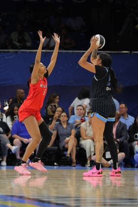 CHICAGO, IL - JUNE 09: Angel Reese 5 of the Atlanta Dream guards Kamilla Cardoso 10 of the Chicago Sky during the second half a 2026 WNBA, Basketball Damen, USA Commissioner s Cup game on June 9, 2026 at Wintrust Arena in Chicago, Illinois. (Photo by Melissa Tamez Icon Sportswire) WNBA: JUN 09 Atlanta Dream at Chicago Sky EDITORIAL USE ONLY Icon260609024